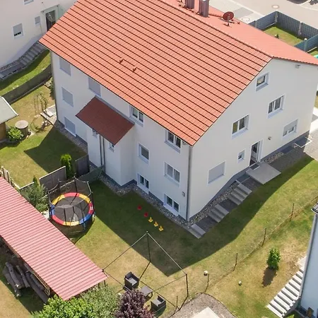 Comfortable Semi-detached House דירה
